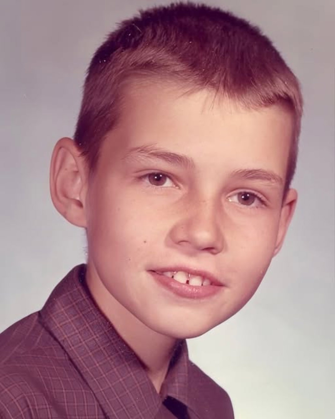 Do you recognize this future genius of comedy, only 11 years old? A rare photo from 1973 intrigues fans who try to guess who it is!
