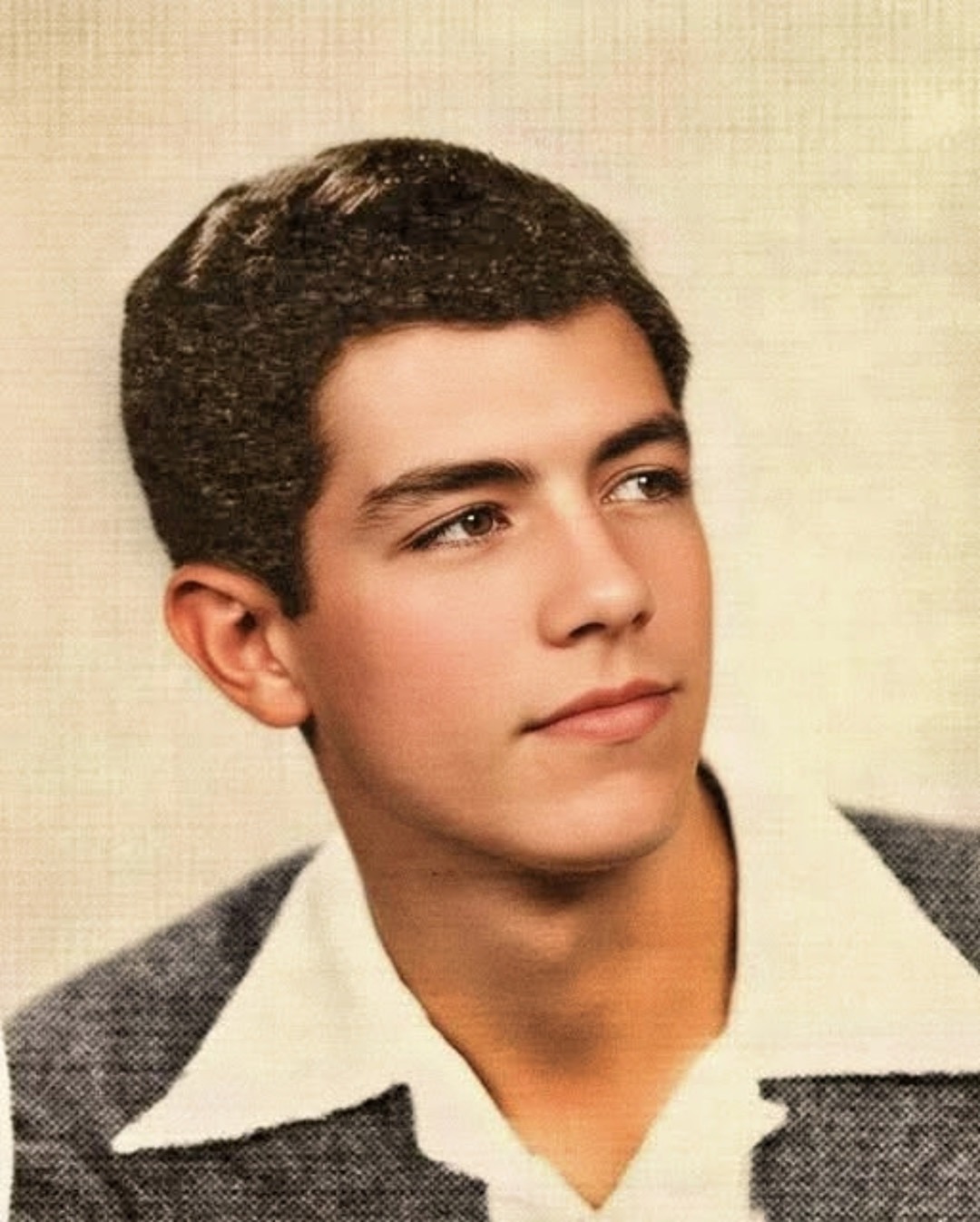 Who is this legendary actor? 😍 Can you guess? 👀 He captivated audiences as the eldest son in one of the most iconic TV series. 🌟 But he had the courage to leave fame behind to dedicate himself to bold and meaningful roles. 🎭🔥 Known for his charisma, integrity, and courageous decisions, he has inspired generations of actors and fans. 😇✨ From stage to screen, his performances were always imbued with depth, intelligence, and emotion.